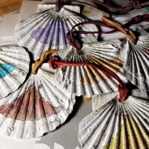 CAFÉ DU PÈLERIN AVEC COMPOSTELLE-BRETAGNE 50 COQUILLES PEINTES